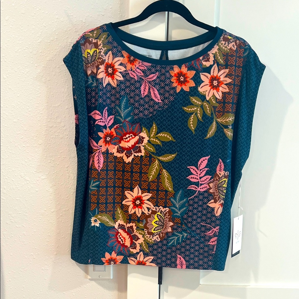 NWT Johnny Was Active keyhole back top